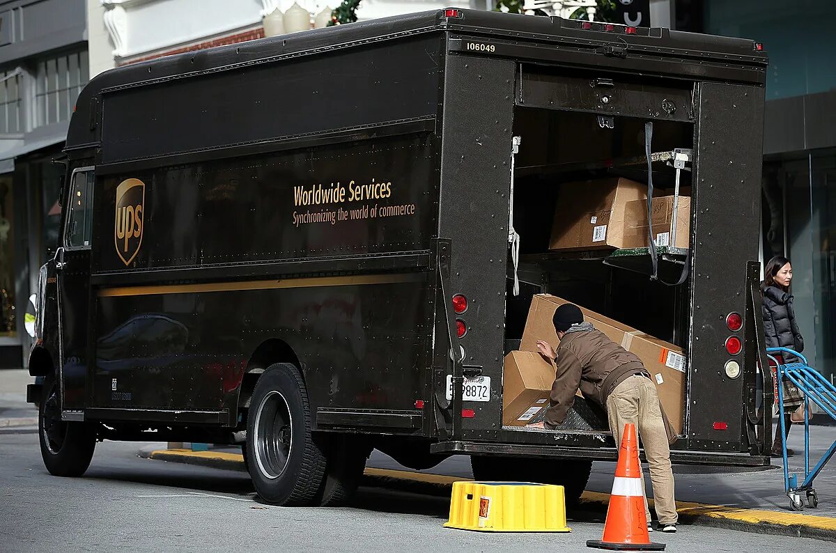 T me bank open ups. Ups. Ups Truck. Ups доставка. Ups Truck on Holiday Street.