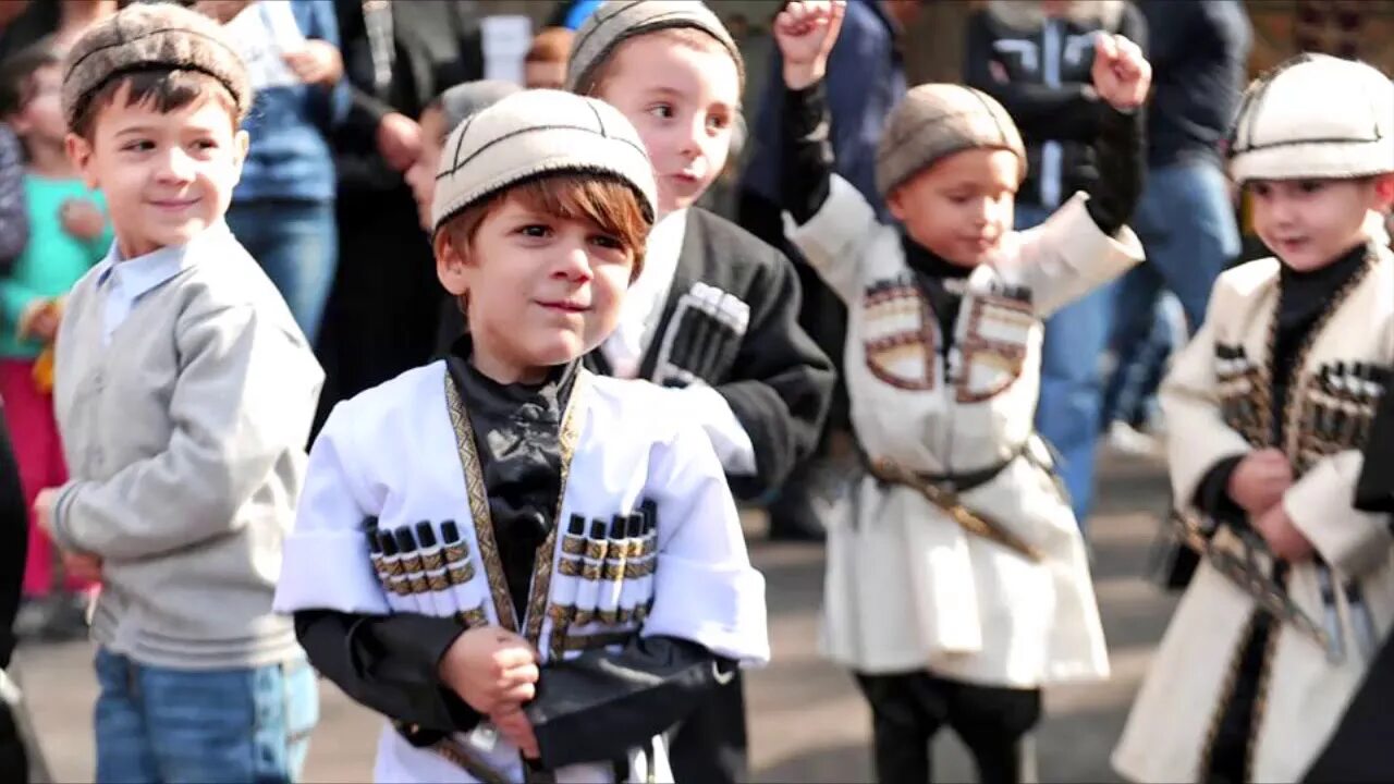 Грузины играют. Дети грузины. Грузинские дети в национальных костюмах. Грузинский костюм для детей. Грузинка с ребенком.