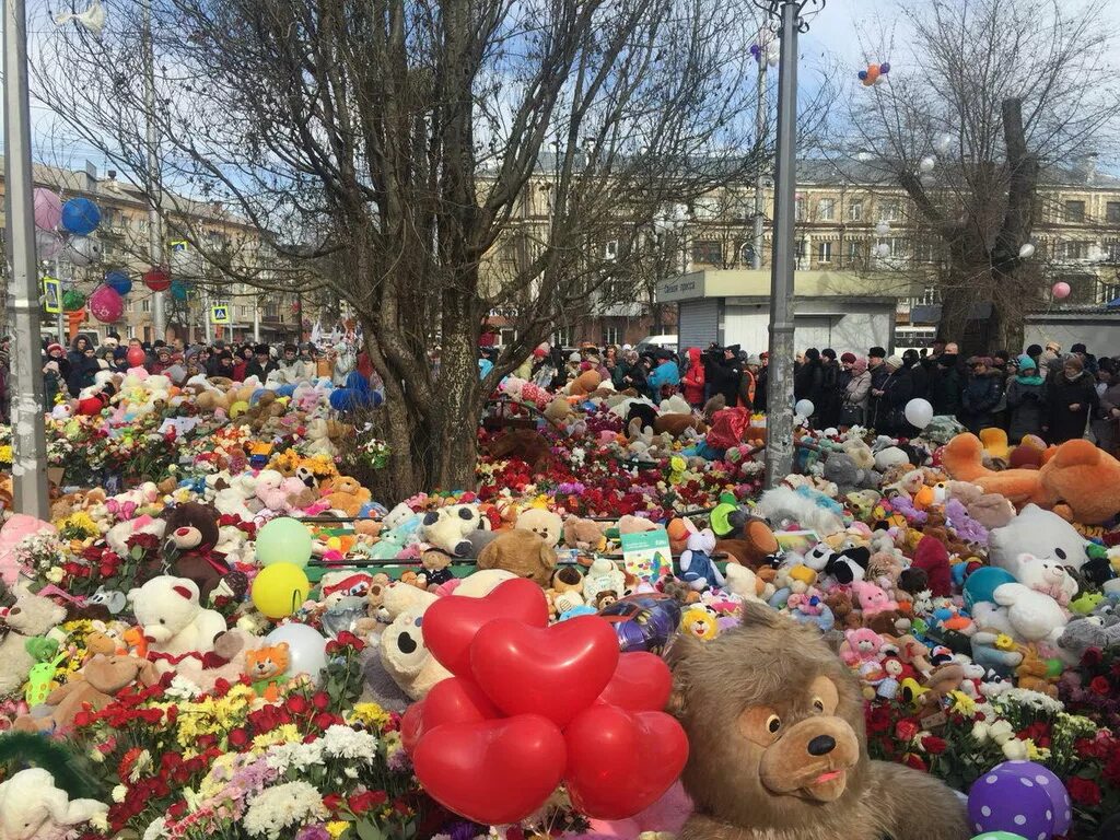 Что сейчас на месте тц зимняя вишня. Город Кемерово зимняя вишня. Зимняя вишня Кемерово 2018. Город Кемерово ТЦ зимняя вишня. Зимняя вишня Кемерово сейчас.