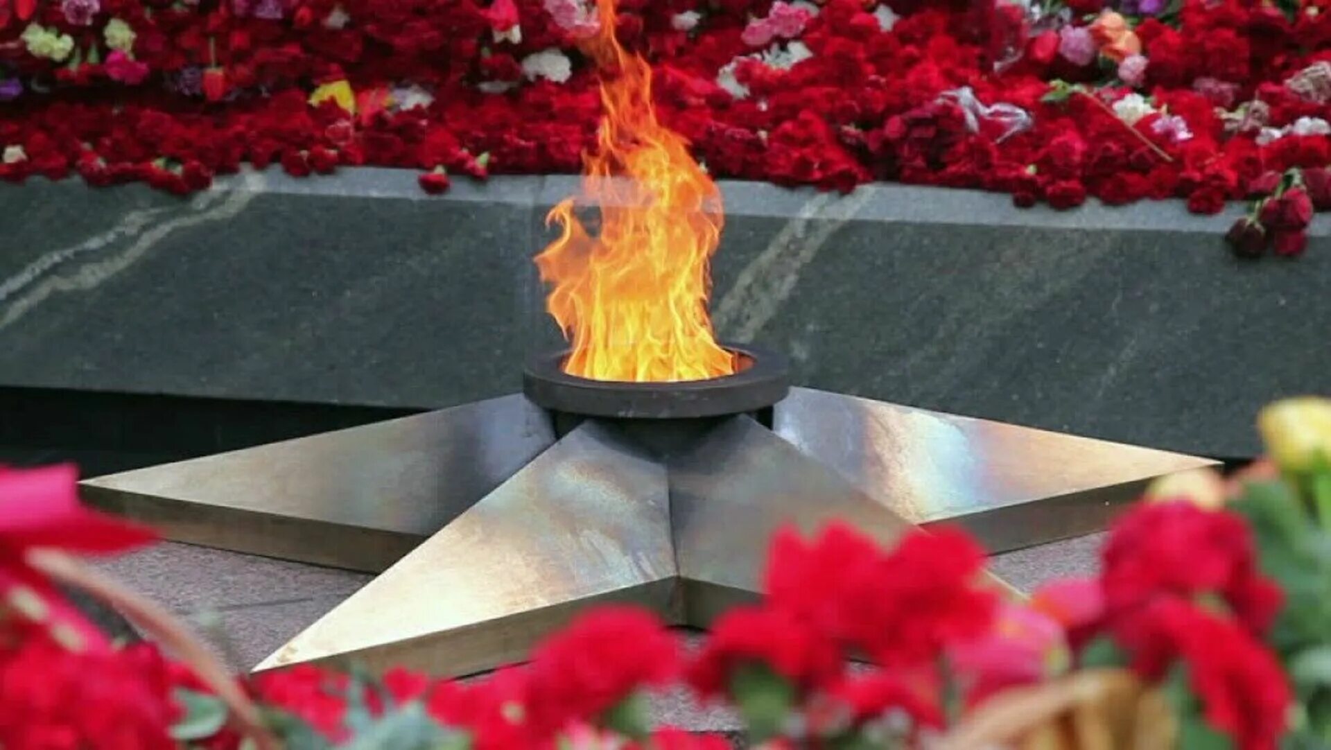 9 мая день победы вечный огонь. Памятный мемориал «вечный огонь» (Октябрьская площадь). 9 Мая вечный огонь.