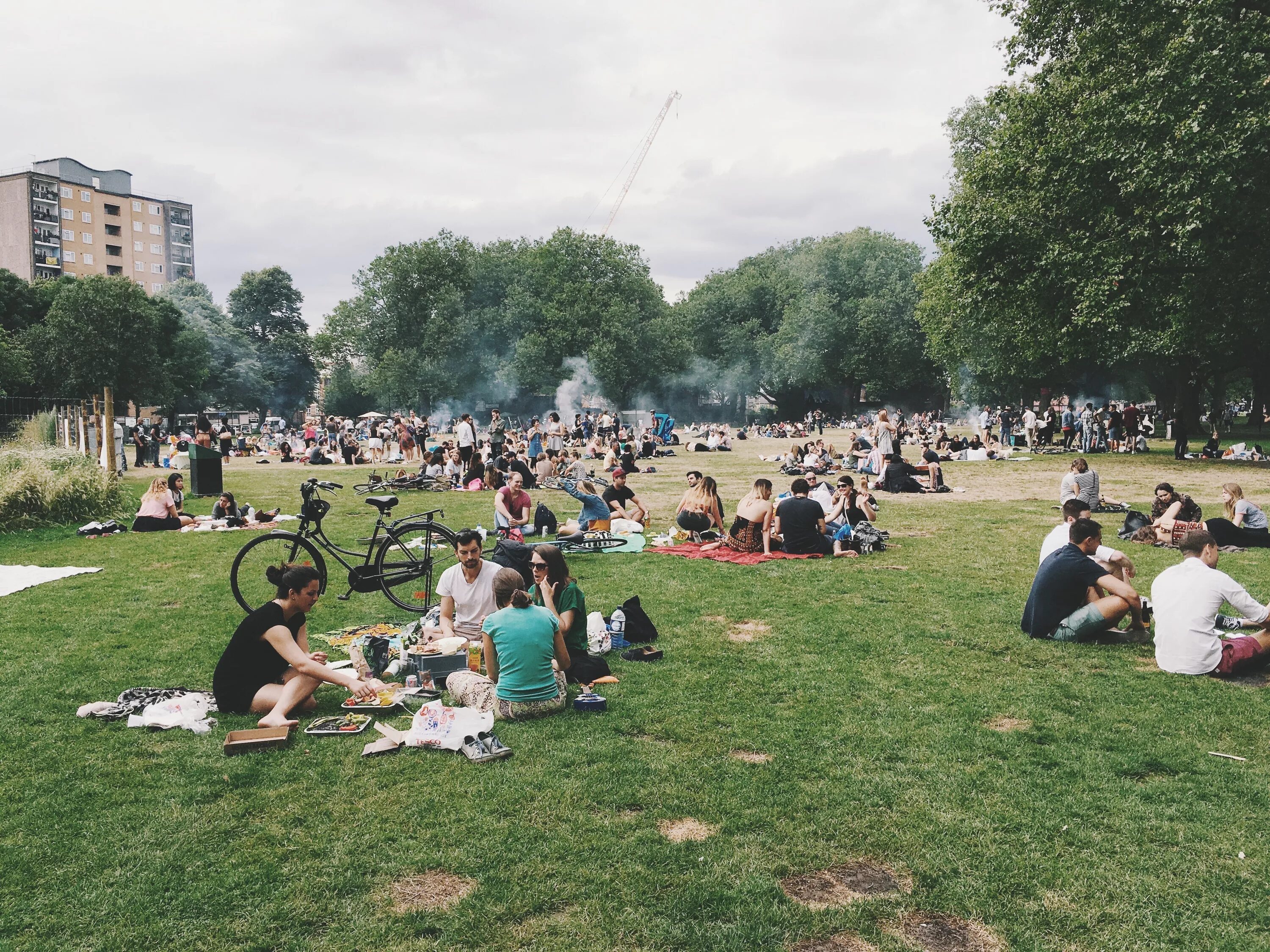 В парках много людей. Пикники в парках. Пикник в парке. Люди на траве в парке. Пикник на газоне.