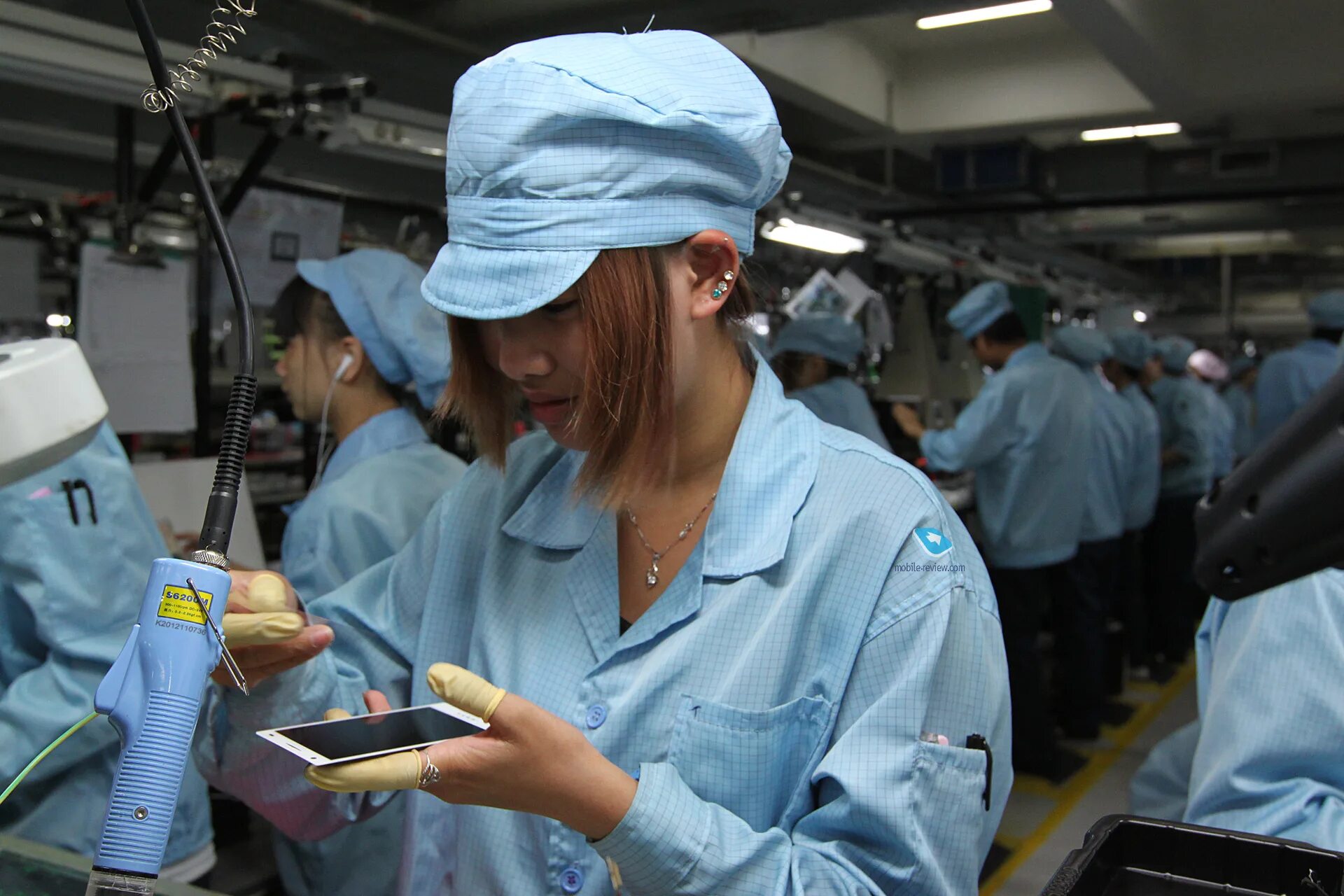 Где собирают телефоны. Сборочная линия в Японии женщин. Отпарщица на конвейере фабрика трикотажная. Как делают телефоны на заводе.