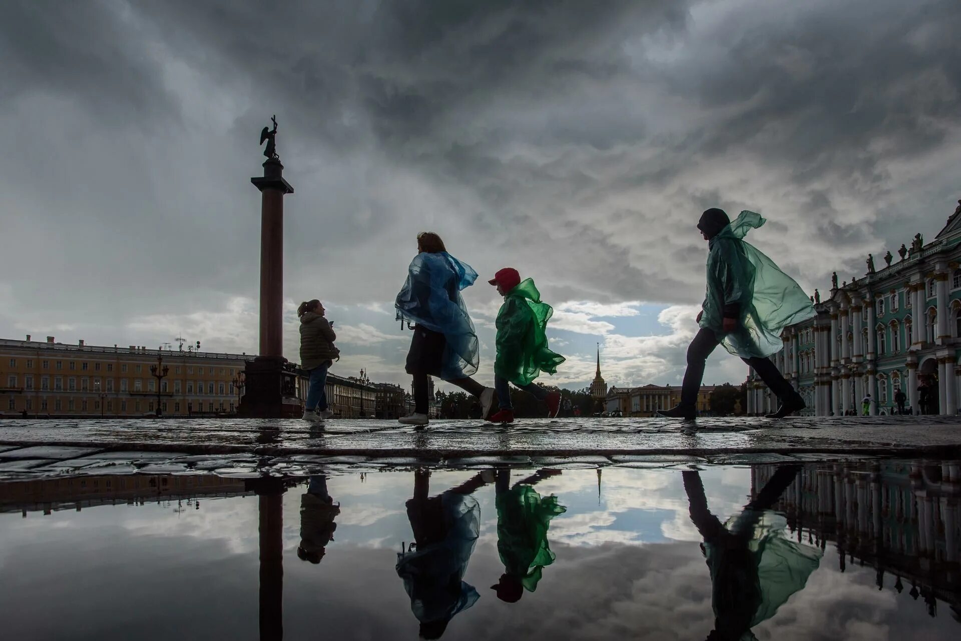 Сильный ветер в Петербурге. Санкт-Петербург дождь. Дождь в Питере в Питере. Дождливый день в Питере.