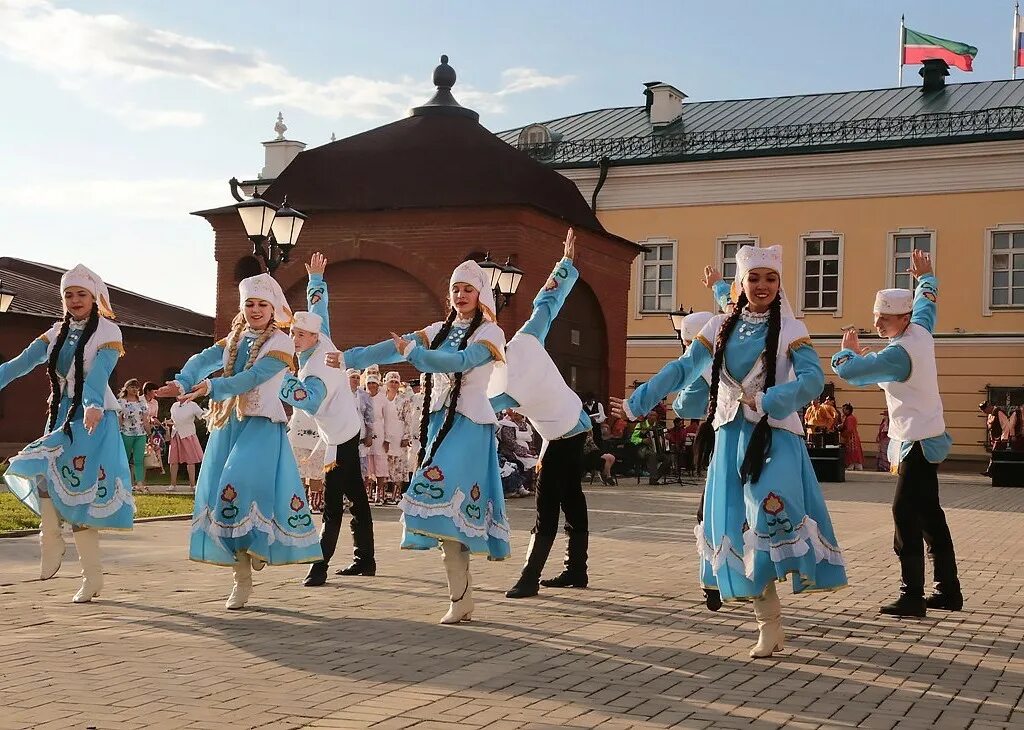 Казаннациональная одежда в Казани. Фестиваль народного костюма Казань. Народный костюм Казани. Казань Национальная одежда.