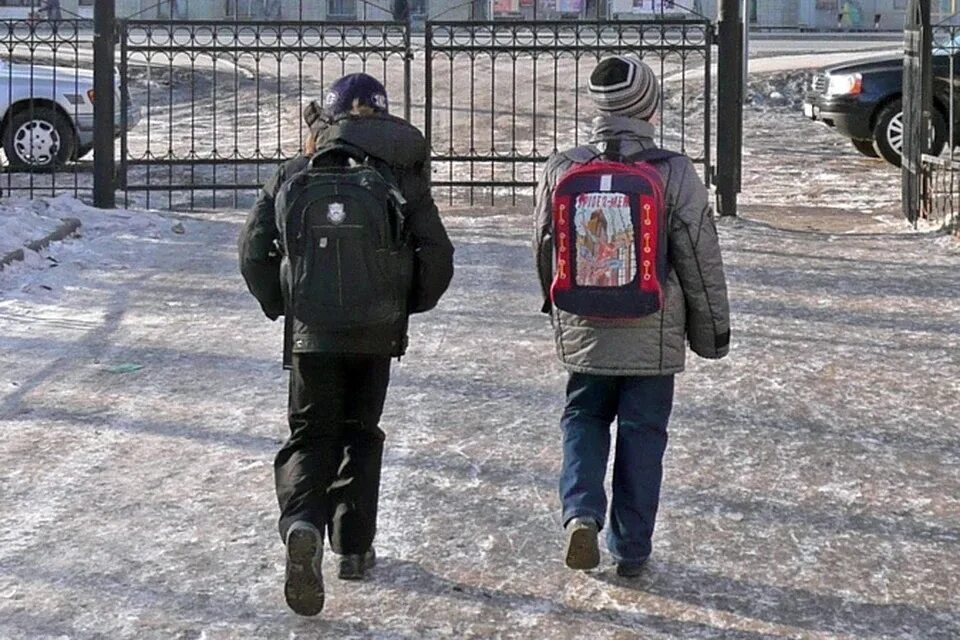 Отменили занятия в школах. Дети идут в школу зимой в России. Мороз и школьники. Морозы Отмена занятий в школе. Отменили школу сегодня в тюмени