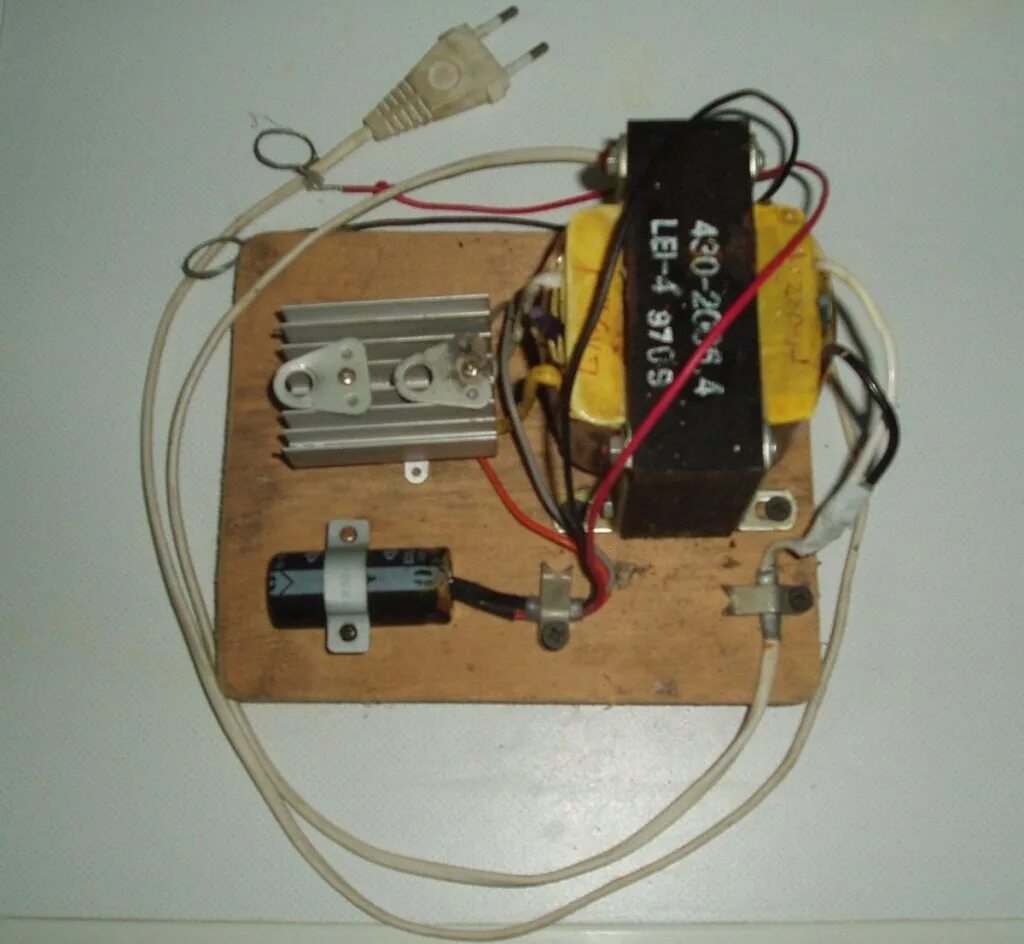 Самодельное автомобильного аккумулятора. Трансформатор для автомобильного зарядного устройства на 12в. Трансформаторный блок питания для зарядки автомобильного. Лабораторный блок питания из бесперебойника. Трансформатор на 12 вольт для зарядки аккумулятора автомобиля.