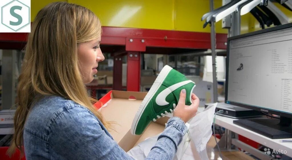 Упаковщик одежды. Упаковщики брендовой одежды женщины. Сортировка одежды на складе. Работа упаковка одежды. Упаковщик швейных изделий.