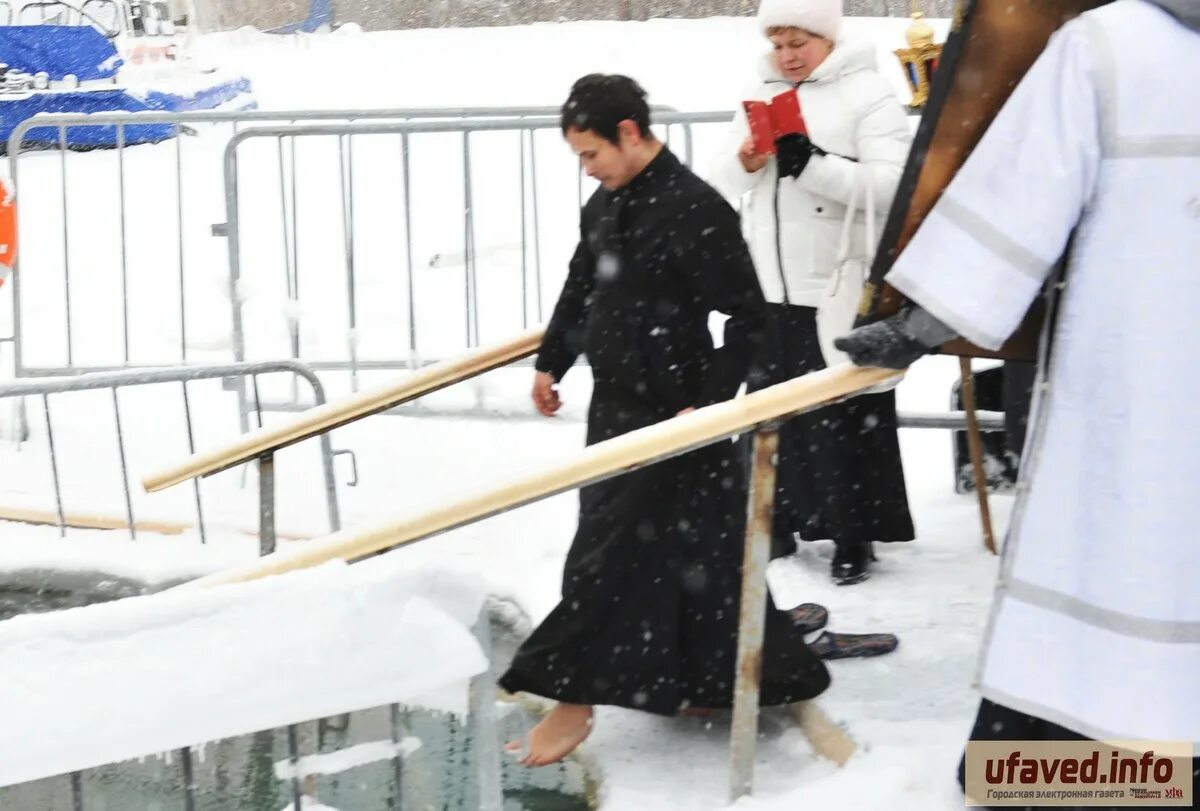 Крещенские купели в павловске 2022 года. Крещение уфа. Крещение уфа. Святое крещение. Крещение 2023 в проруби.