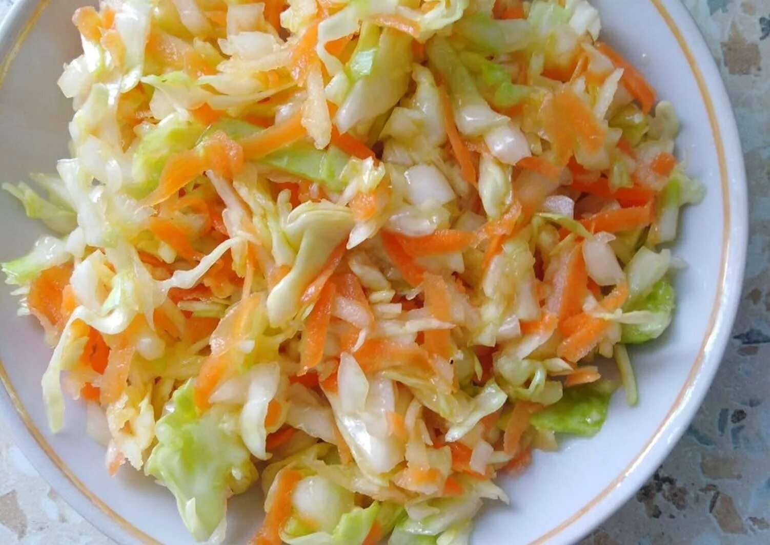 Салат из капусты фото. Салат витаминный. Салат с капустой и морковью. Салат из капусты и морковки. Капустный салат с морковью.