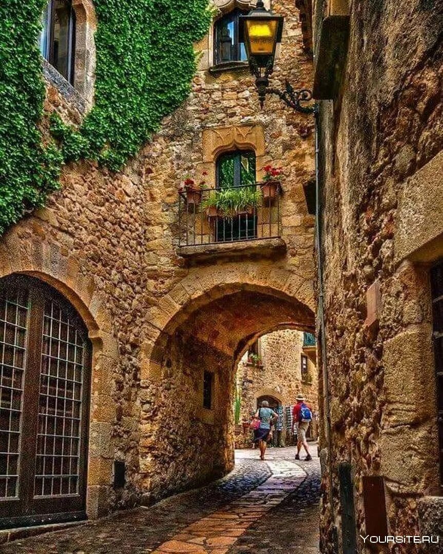Самые красивые старые города. Жирона. Girona Испания. Пальс Испания. Пальс город в Испании.