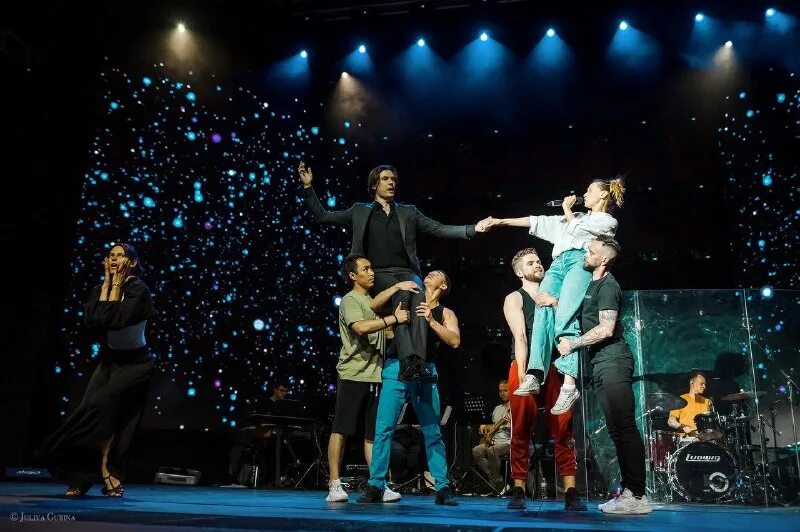 серенада солнечной долины афиша. книги по русским шоу. хиты мюзиклов дом музыки. караоке night. мюзикл.