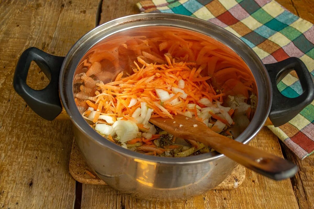 Овощи в кастрюле. Суп в кастрюле. Морковь в кастрюле. Мясо с морковкой и луком в кастрюле.