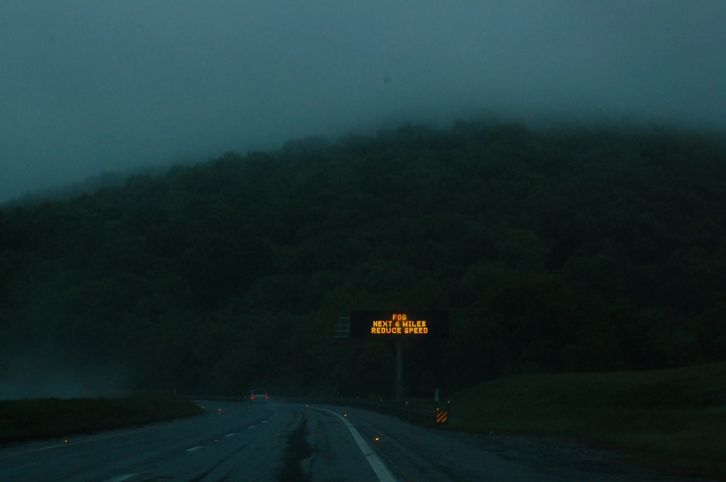 Дорога в ночь слова. Дорожный знак туман. Дорожный знак туман на дороге в России. На дороге туман табличка. Утро шоссе.