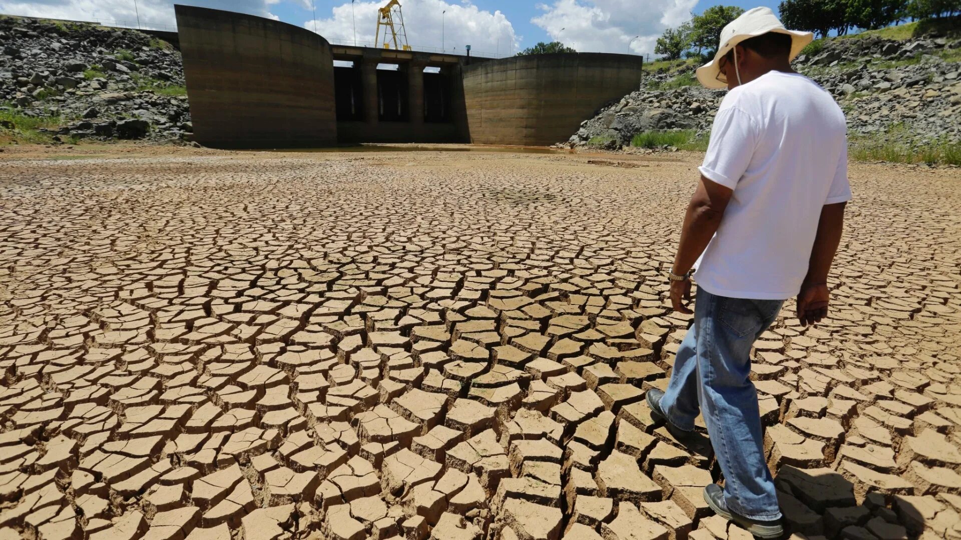 День засухи. Засуха Майя. Капля засуха. Надпись drought. Засуха в Бразилии уничтожает популяцию рыб.