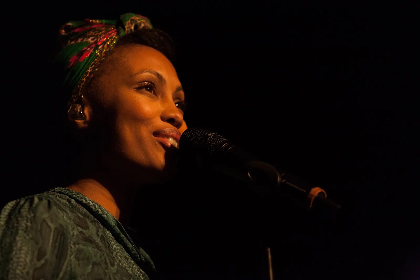 поет африканка. поет африканка. джаз негритянка. джаз певица афроамериканка. негритянка поет джаз.