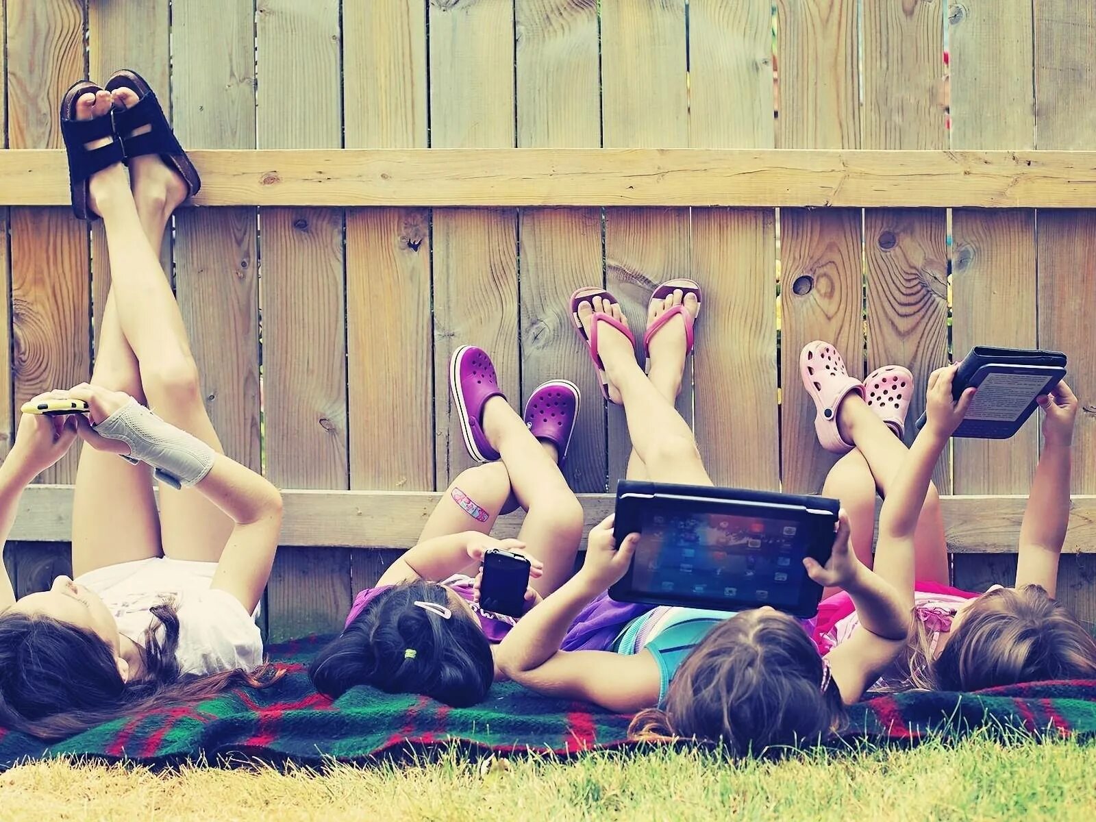 Веселые подростки. На даче с подругой. Девочки подружки на даче. Лето без гаджетов.