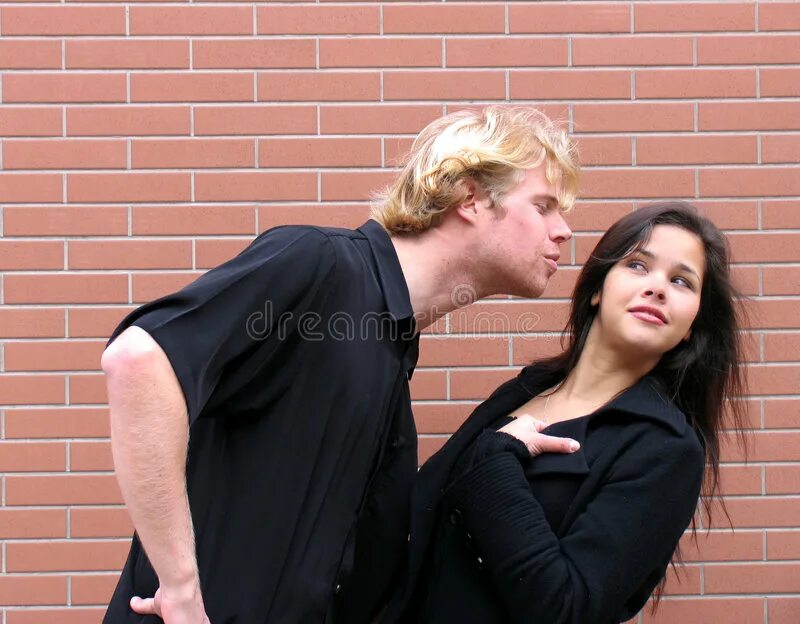 Вырваться из объятий. Вырваться из объятий. Люди обнимаются. Испуганная девушка вырывается из объятий двух мужчин. Инесса чугунова.