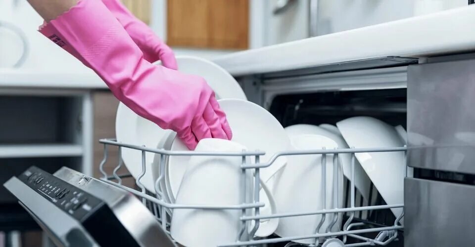 Москва мытье посуды. Посуда в посудомоечной машине. Мойка посуды. Мойщица посуды. Мытье посуды посудомойка.