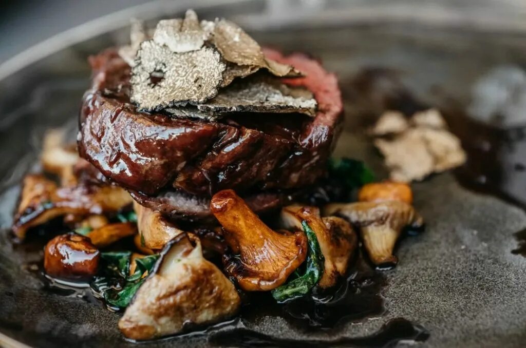 Ресторан трюфель. Гребешки с трюфельным пюре. Трюфель блюдо. Блюда из трюфеля. Блюда из трюфеля.