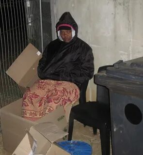 Блогерша лапа на хате с бомжами