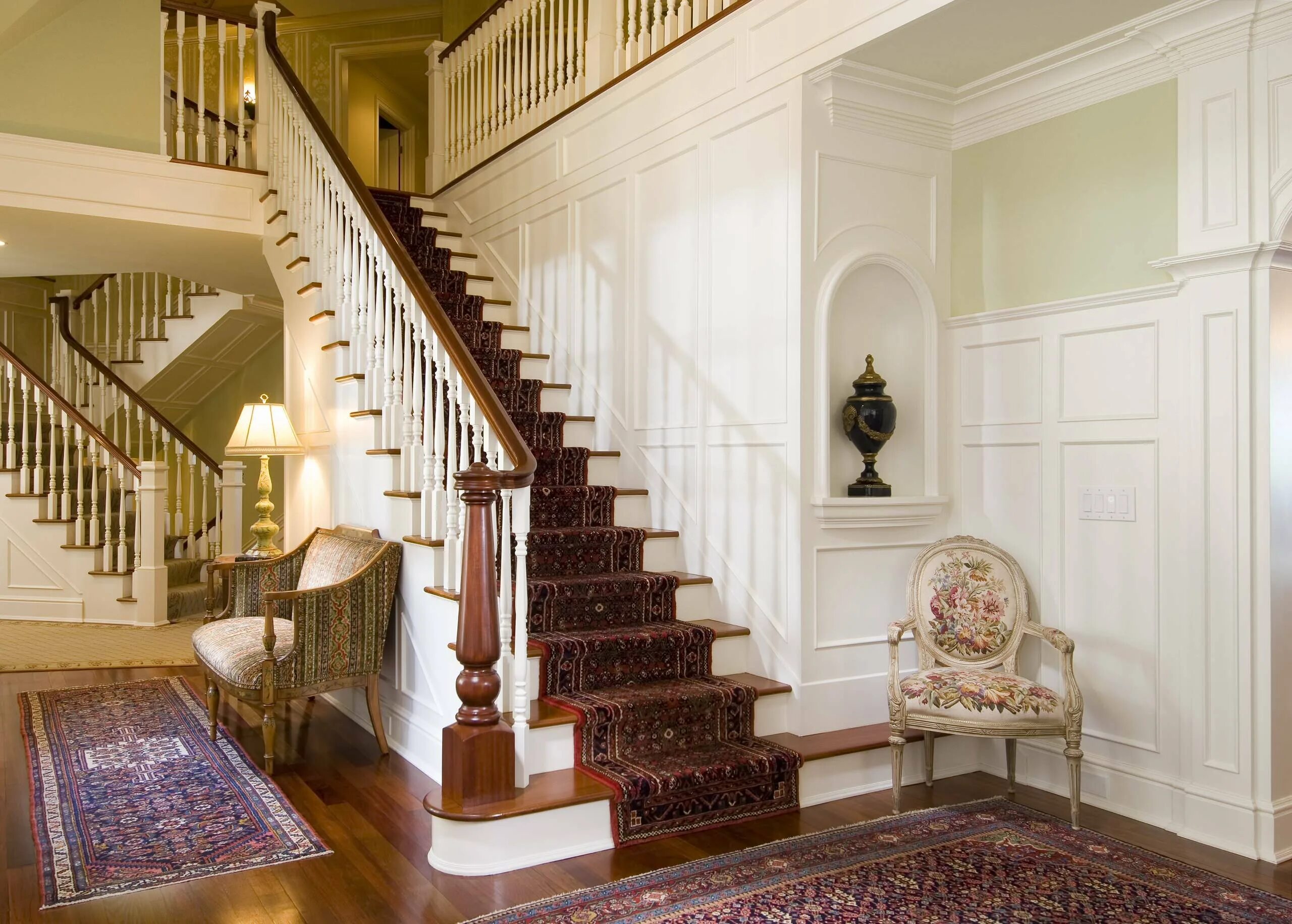 Красивый второй этаж. Лестница «дома королевы Виктории»,. Лестница в классическом стиле. Красивые лестницы в доме. Лестница в интерьере.