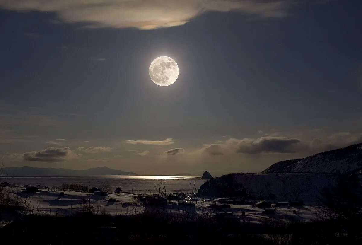 Белая холодная луна. Полнолуние Кольский полуостров. Лунный пейзаж. Вечерняя Луна. Пейзаж с луной.