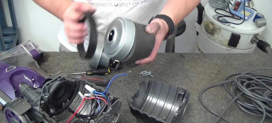 Dyson v8 absolute бачок. Пылесос dyson dc31. Dyson v8 absolute бак. Dyson cyclone v10 absolute. Пылесос dyson v8 размер настенного крепления.