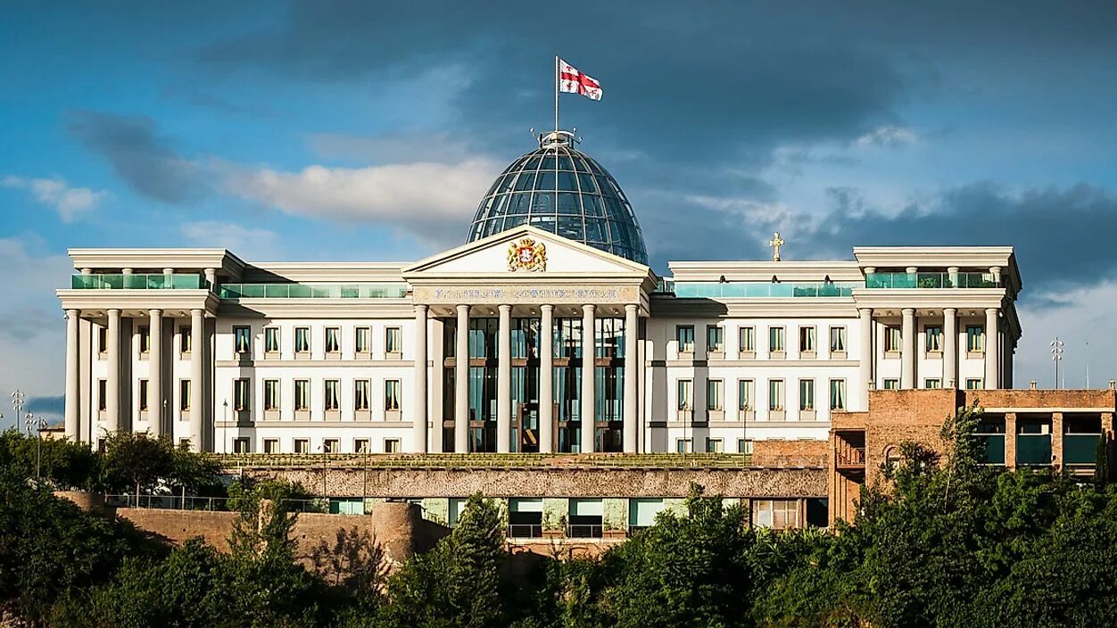 Тбилиси правительство. Здание парламента в Тбилиси. Дом правительства Тбилиси. President Palace Грузия. Грузия власть