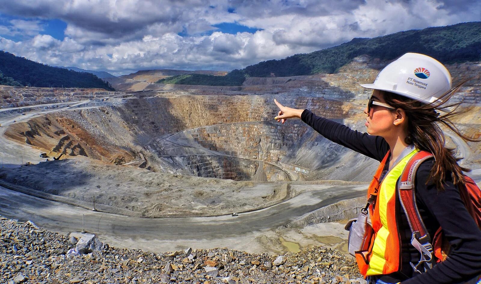 Сайт горных работ. Zarafshan Newmont. Рабочие на карьере. Горные работы. Фотосессия в карьере.