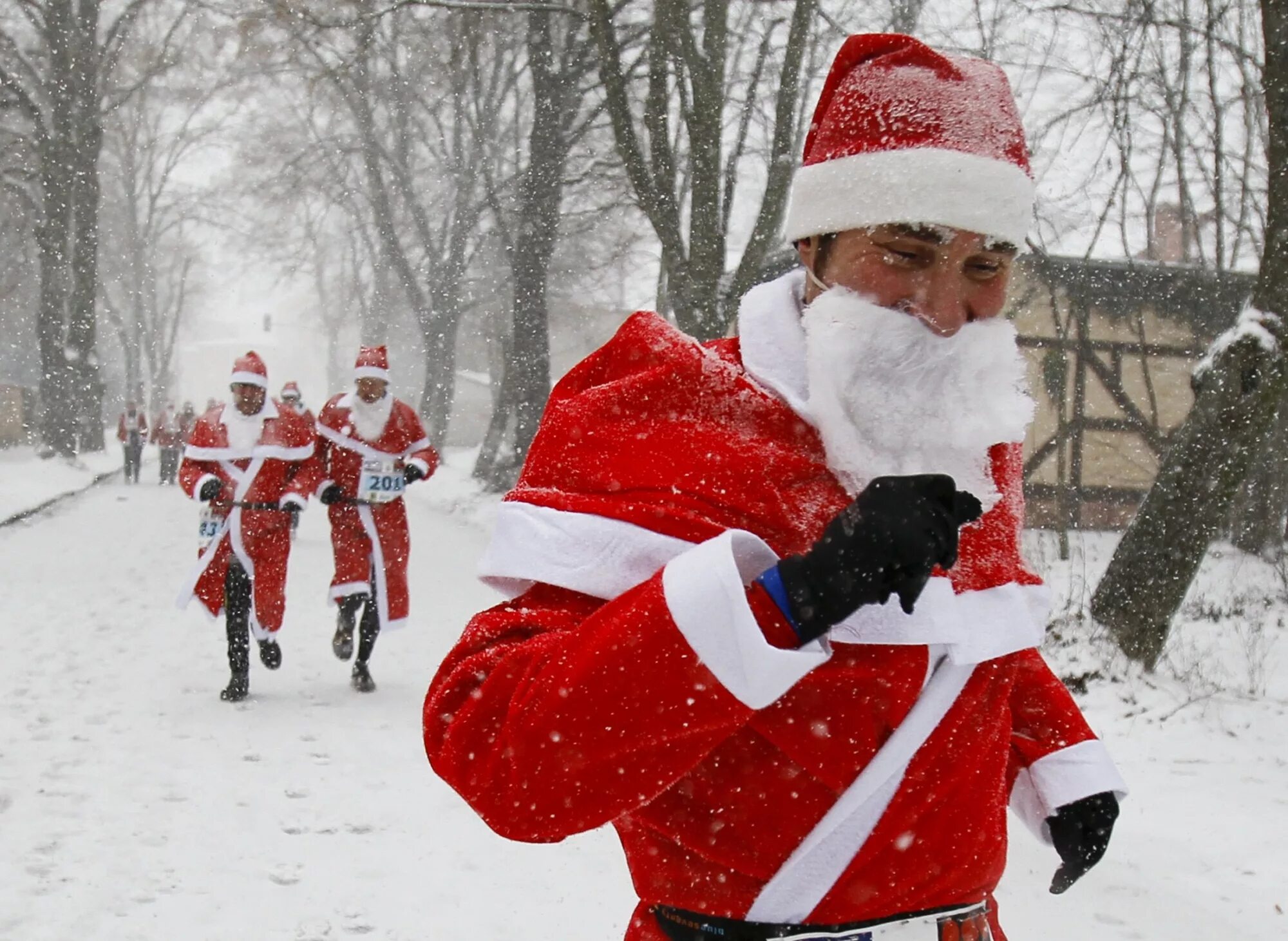 Стихотворение рол снег. Зима радость. Снег заметает следы. Зима в деревне. Осин зимний вечер.