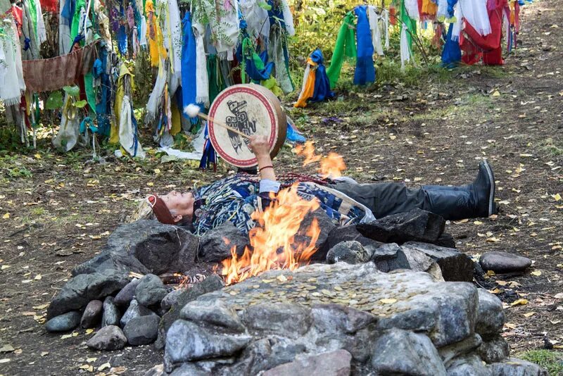 Шаман памяти жертв. Алеутский шаман. Шаманка Бурятия. Шаманский обряд. Современный Шаманизм.