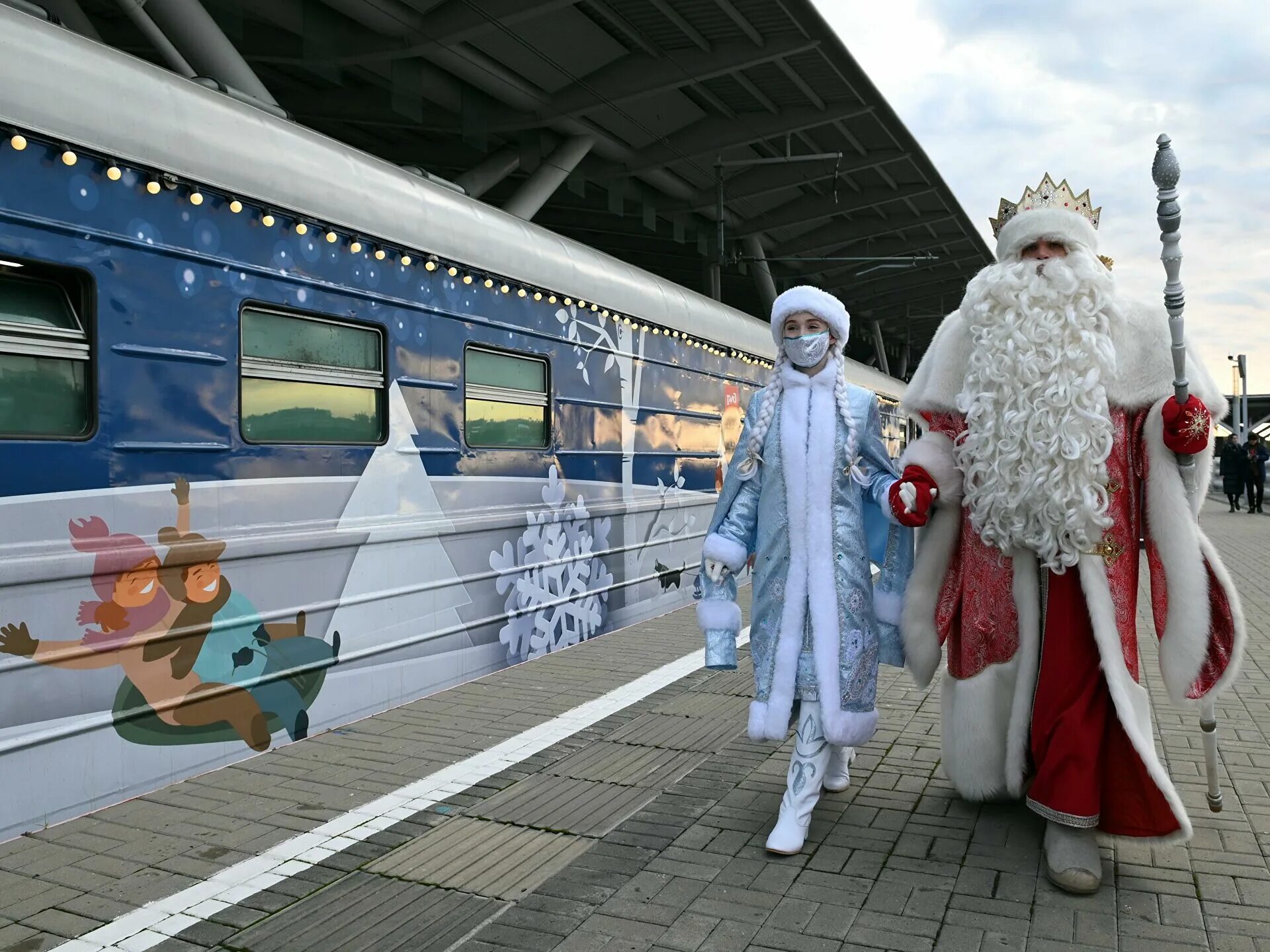 ржд новогодний поезд к деду морозу. дед мороз великий устюг. новогодний поезд московского метрополитена. новогодний поезд деда мороза. поезд деда мороза 2023 маршрут.