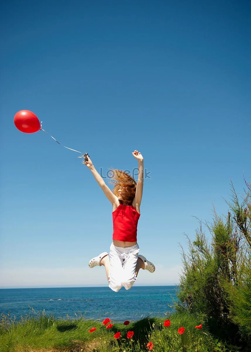 Девочка прыгает. Маленькая девочка прыгает. Девочка прыгает на шарике.
