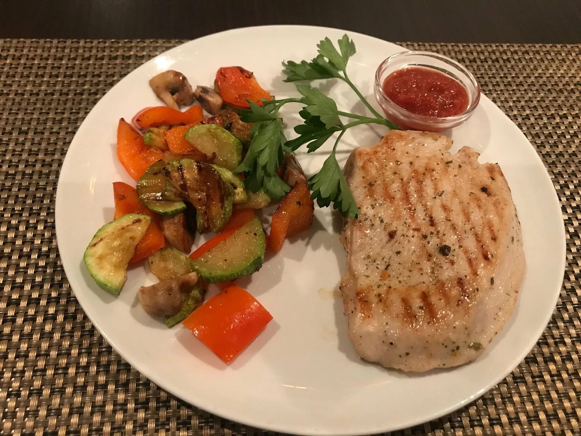 Стейки индейки на сковороде нежные и вкусные. Стейк индейки на сковороде. Бифштекс из индейки. Стейк из бедра индейки. Стейки из индейки в микроволновке рецепт.