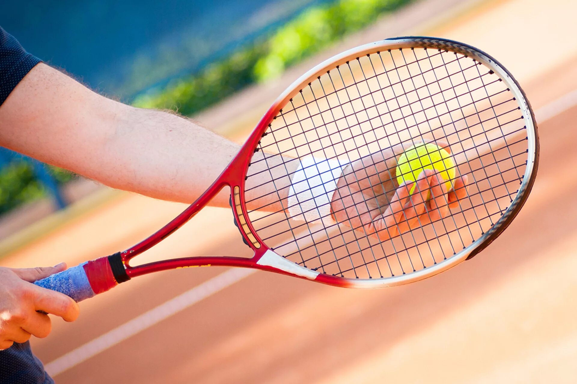 Ракетки для большого тенниса москва. Tennis ракетка. Теннис баболат на корте. Ракетка на теннисном корте. Теннисная ракетка и мяч.