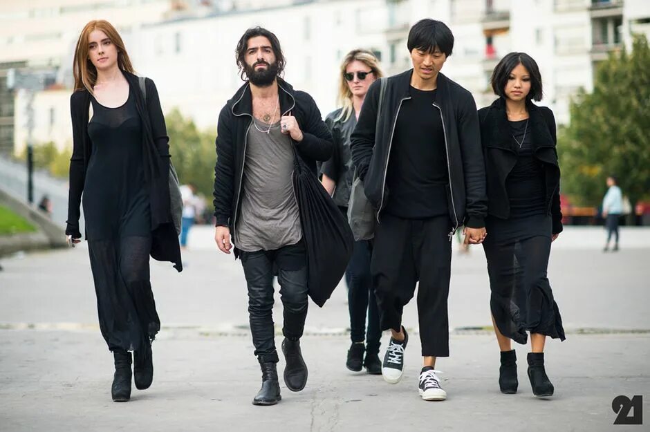 Рик Оуэнс уличная мода. Люди в черной одежде. Черная одежда. Много людей в черной одежде. Dark wear
