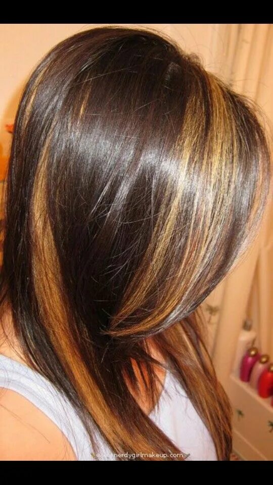 Мелирование тонкими прядями на темные волосы. Короткая стрижка с красными прядями. Вуальное мелирование на темные. Бело черное окрашивание коротких волос. Красное окрашивание на короткие волосы.