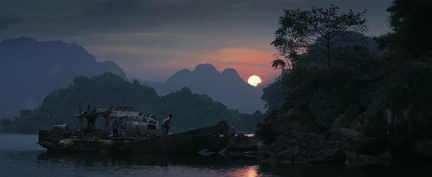 Конг остров черепа черепозавр. Эрин мориарти в фильме конг остров черепа. Мать долгоножка конг остров черепа. Корабль из кинг конга. Конг остров черепа ричард дженкинс.