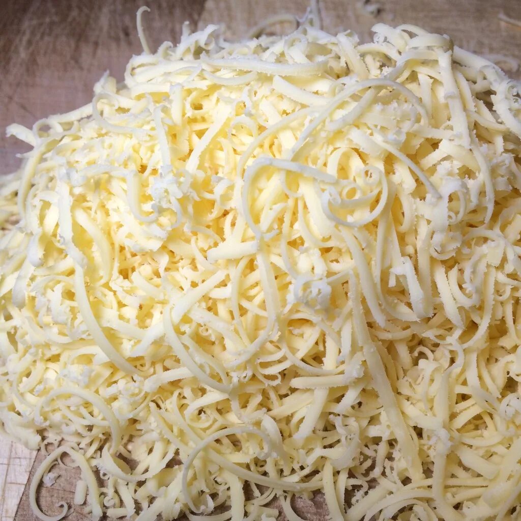 Натертый пармезан. Сырым тертым. Сыр натертый на мелкой терке. Сыр тертый на мелкой терке. Натереть сыр на терке.