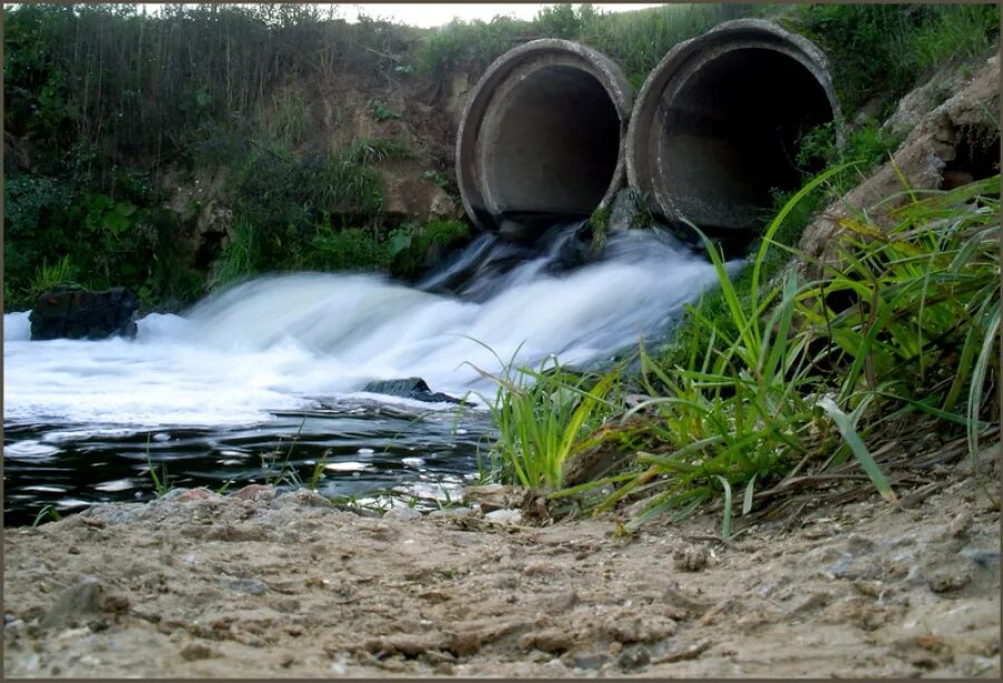 Загрязнение рек сточными водами. Сточные воды. Сброс сточных вод. Загрязнение воды. Загрязнение водоемов.