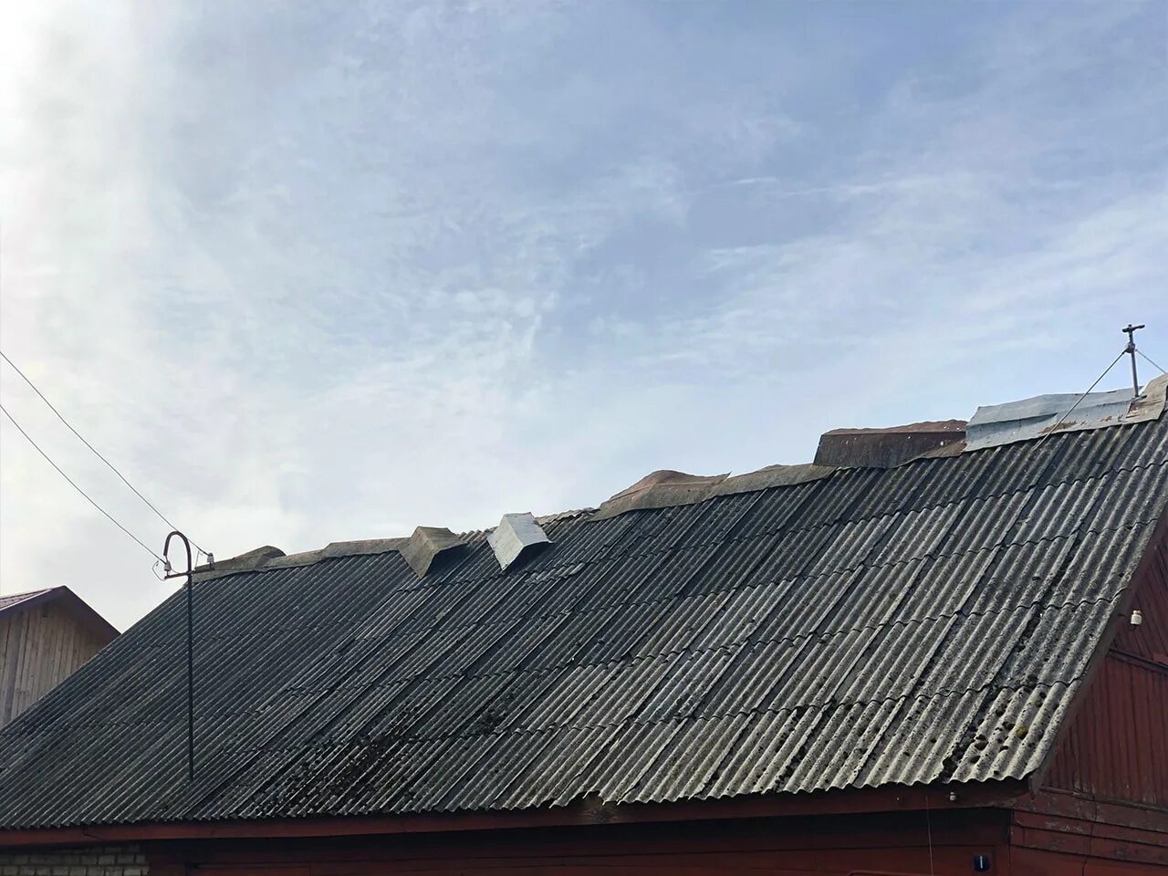 Выхино шиферная. Старая шиферная крыша. Старая крыша шифер. Демонтаж шиферной крыши. Шиферная Берёзовая дом 1.