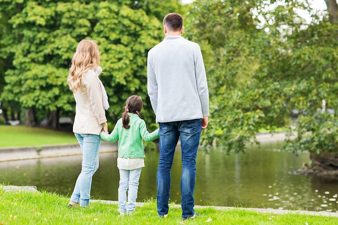Отец дочь племянница. Семья гуляет в парке. Семья на прогулке в парке. Дети с родителями в парке. Семья на прогулке в парке лето.