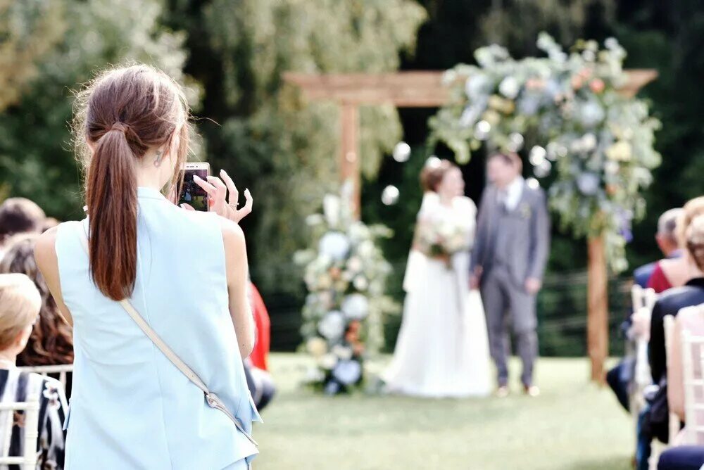 Нанять свадебного организатора wedding elizabeth ru. Организатор свадеб. Деловая невеста. Маленькая скромная свадьба. Свадебный координатор.