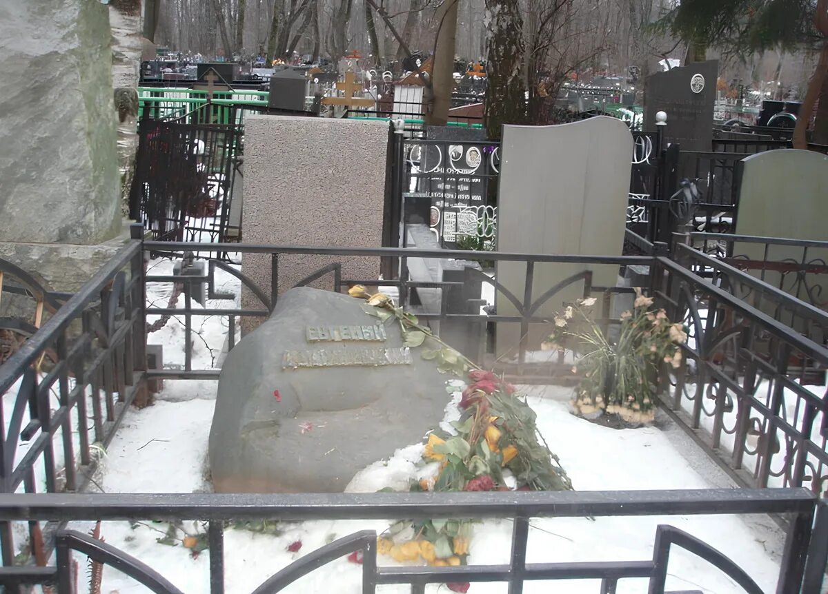 Имя могильного. Надгробная плита на кладбище. Заброшенные могилы ветеранов вов. Могильная плита. Памятник женщине на могилу.