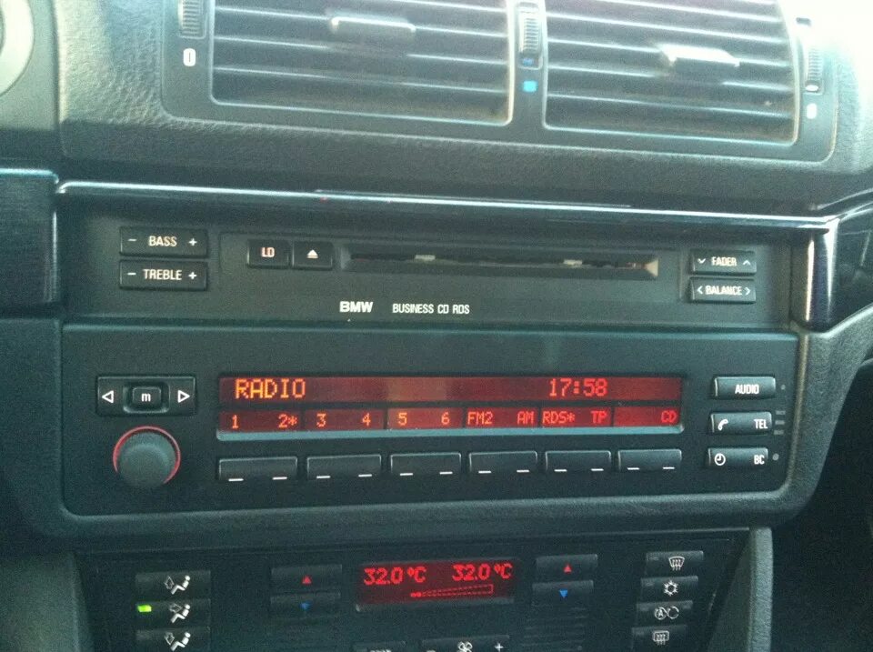 Как снять магнитолу на бмв е39 дорест AUX в штатную магнитолу bmw e39 BMW 5 series (E39), 2,5 л, 2001 года автозвук