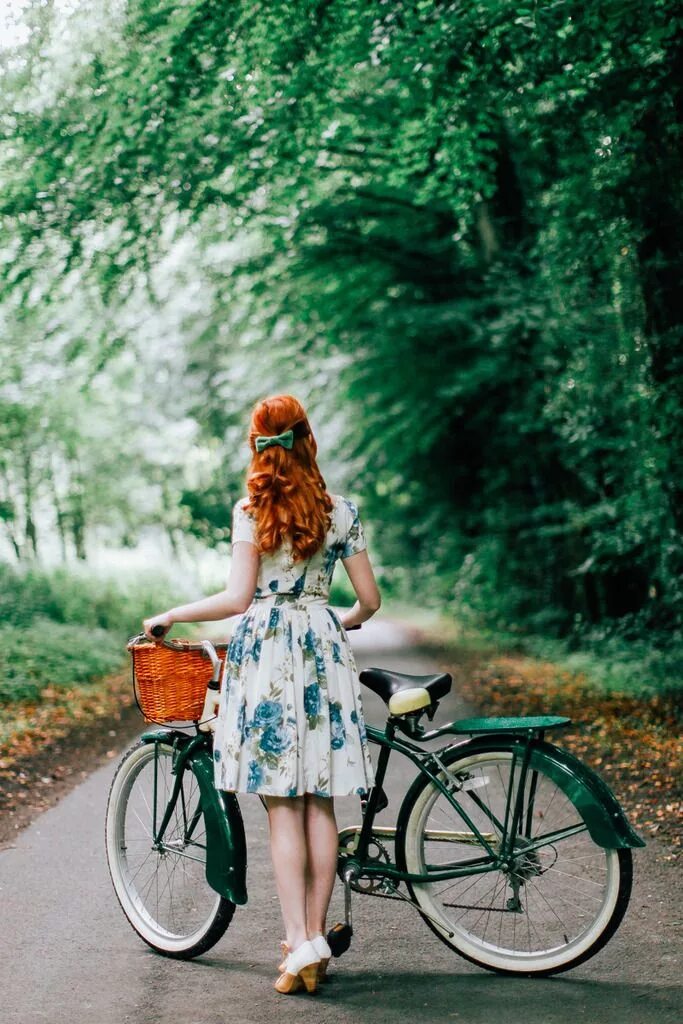 She her bike when she her. Девушка на велосипеде ретро. Рыжая девочка на велосипеде. Фотосессия с ретро велосипедом. Рыжая девушка ретро.