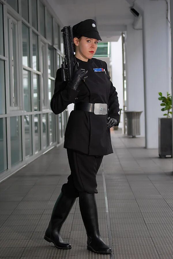 Форма будущих звезд. Женщина полицейский. Военная женская форма. Женщина в полицейской форме. Девушка офицер.