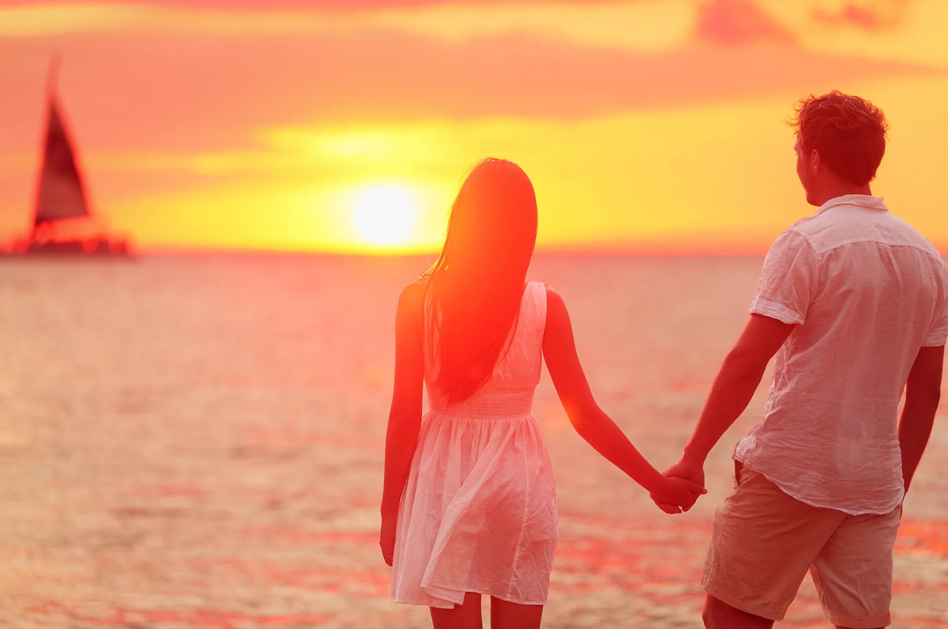 поцелуй пары эстетика. парень дарит девушке цветы. влюбленные на закате. тся. пара влюбленных.