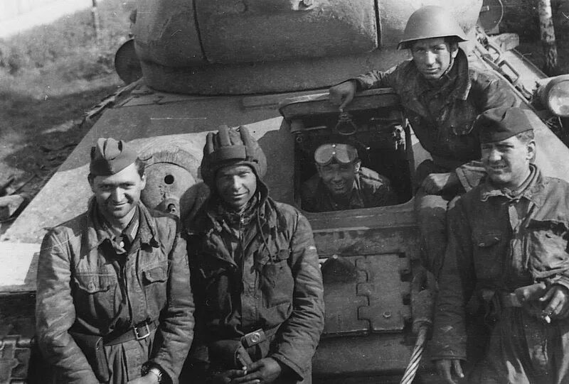 экипаж танка т-34. танкист 1943. танкисты на халхин-голе. экипаж вов танк т 34. форма советских танкистов вов 1941-1945.