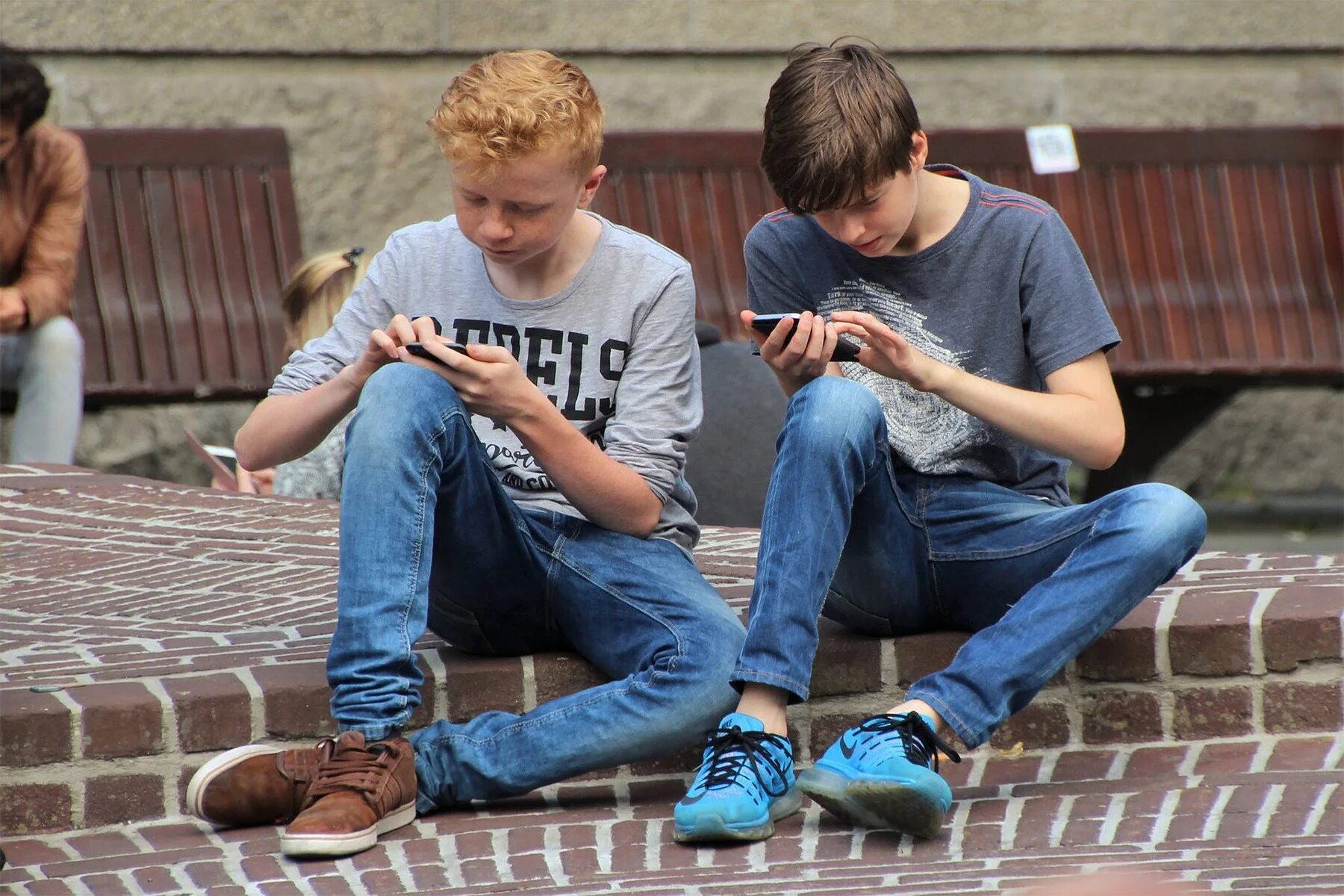 Русские подростки улица. Современная молодежь. Подросток. Подросток со смартфоном. Подросток за телефоном.